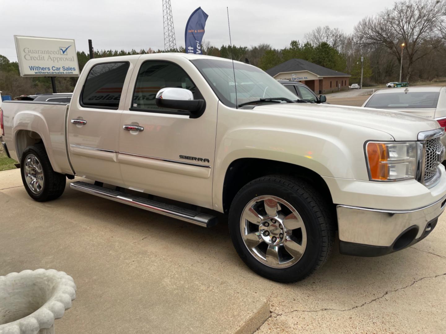 2011 White /Gray GMC Sierra 1500 SLT Crew Cab 2WD (3GTP1WE06BG) with an 5.3L V8 OHV 16V FFV engine, 4-Speed Automatic transmission, located at 204 Hwy. 16 East, Carthage, MS, 39051, (601) 267-7277, 0.000000, 0.000000 - Photo#1